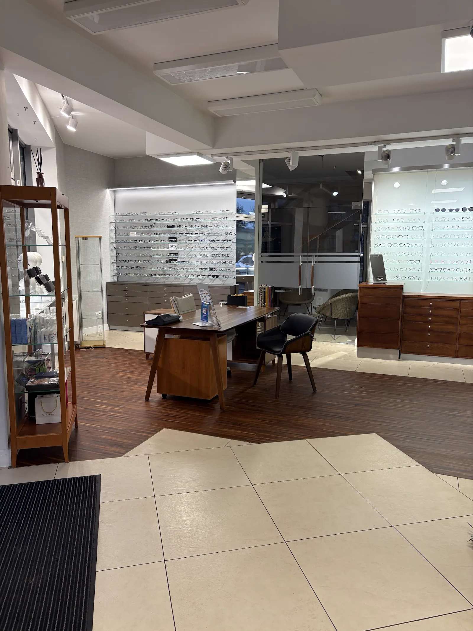 Wnętrze Salonu Optycznego Lewalscy z ekspozycją opraw